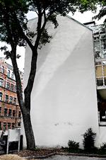 Blankt. Hvad skal der være på denne facade, hvor der engang var et Inger Christensen-digt? 