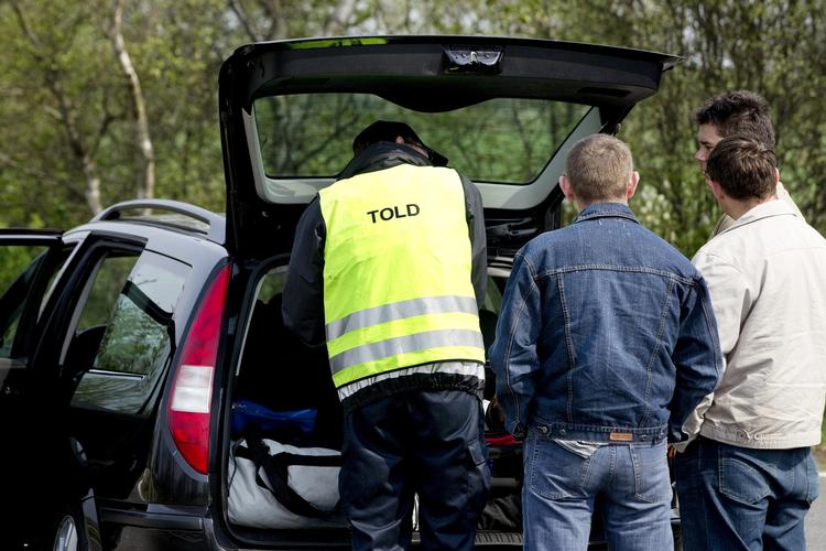 Bil. De nye toldere ved den dansk-tyske grænse bruger ikke kun tiden på at kontrollere andre folks biler. De bruger selv 3,5 time i bilen på transport dagligt. 