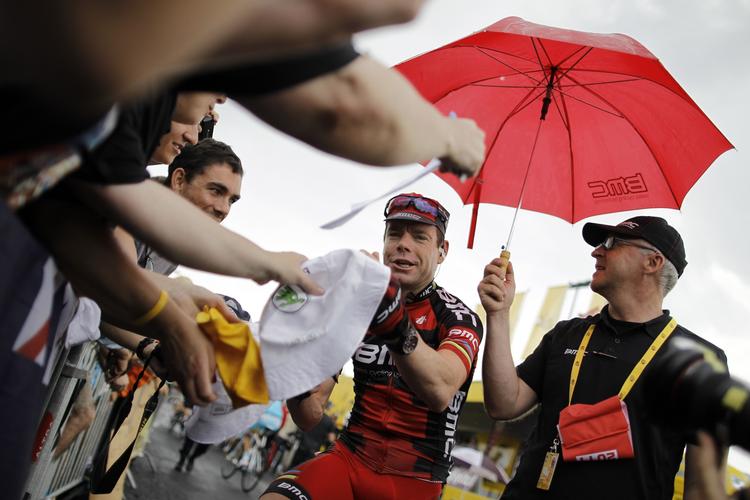 bejler. Cadel Evans kan både køre i bjerge og køre enkeltstart. 
