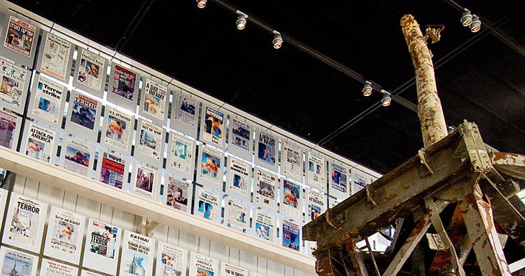 TERROR. På Newseum kan du se en udstilling om terrorangrebet den 11. september. Her ses en del af det ene af de to tvillingetårne samt alverdens avisforsider fra dagen efter. 
