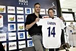 Arbejdsbeskrivelse. AGF's sportsdirektør, Brian Steen Nielsen (t.h.), forventer mindst otte mål fra hver af klubbens fem angribere. Seneste nye på stammen er Søren Larsen (t.v.), der onsdag skrev under på en treårig kontrakt med oprykkerklubben. 