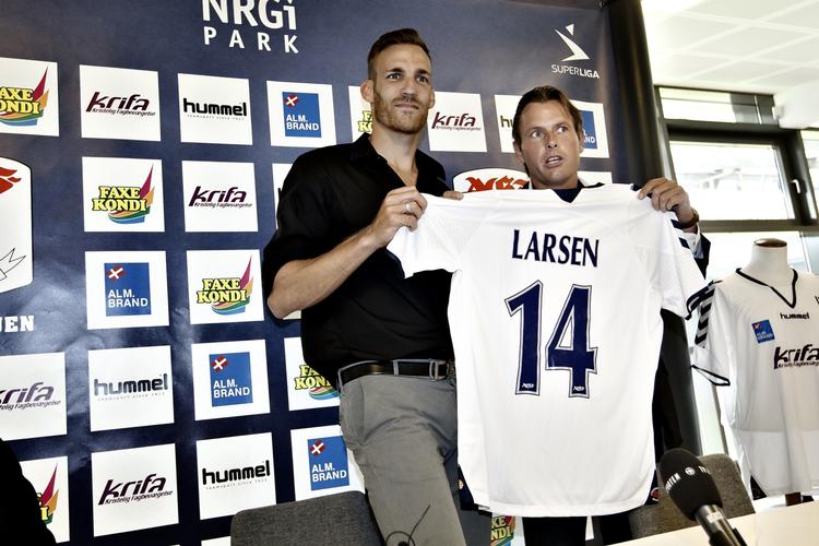 Arbejdsbeskrivelse. AGF's sportsdirektør, Brian Steen Nielsen (t.h.), forventer mindst otte mål fra hver af klubbens fem angribere. Seneste nye på stammen er Søren Larsen (t.v.), der onsdag skrev under på en treårig kontrakt med oprykkerklubben. 