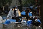 bombekaos. Indiske myndigheder rydder op i det kaos, der er på de tre steder, hvor der i går sprang terrorbomber i Mumbai. Myndighedernes indsats kritiseres af indbyggere og eksperter. 