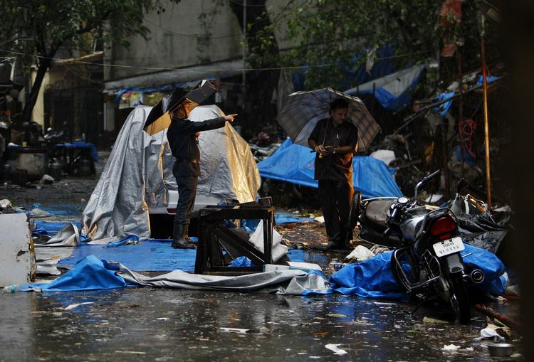 bombekaos. Indiske myndigheder rydder op i det kaos, der er på de tre steder, hvor der i går sprang terrorbomber i Mumbai. Myndighedernes indsats kritiseres af indbyggere og eksperter. 