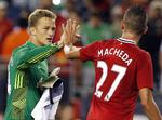 4-1. Lindegaard og Macheda siger tak for kamp efter sejren. 