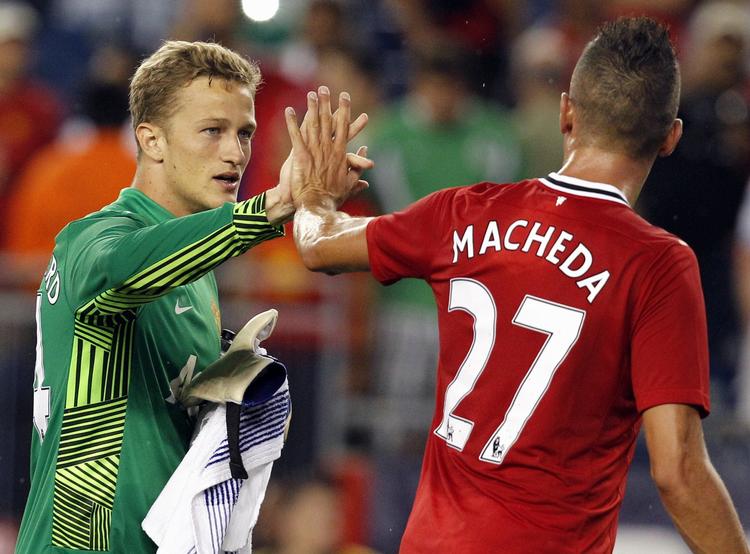 4-1. Lindegaard og Macheda siger tak for kamp efter sejren. 