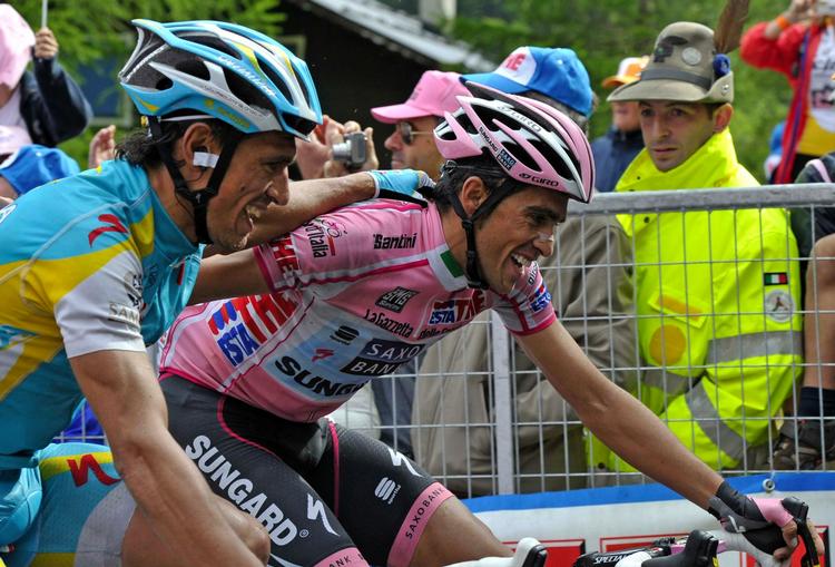 Giro. For et par måneder siden i Giro d'Italia forærede Alberto Contador kammeraten Paolo Tiralongo sejren på 19. etape. 
