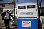 BRÆNDSTOF. Libyer ved benzinstander på vejen til Ras Adjir nær grænsen til Tunesien. Billedet er fra marts. I dag meldes om mangel på benzin i Gaddafis områder. 
