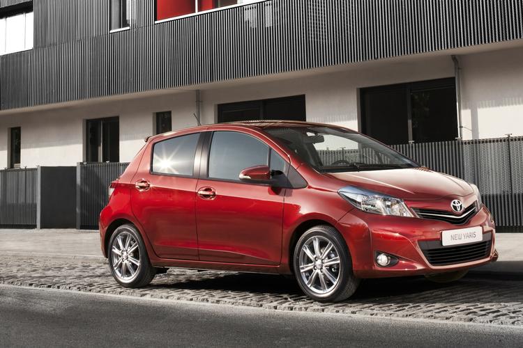 Revideret. Toyota Yaris i nyt design. Bemærk den todelte kølergrill, som skulle blive et stiltræk også på andre modeller fra Toyota. 