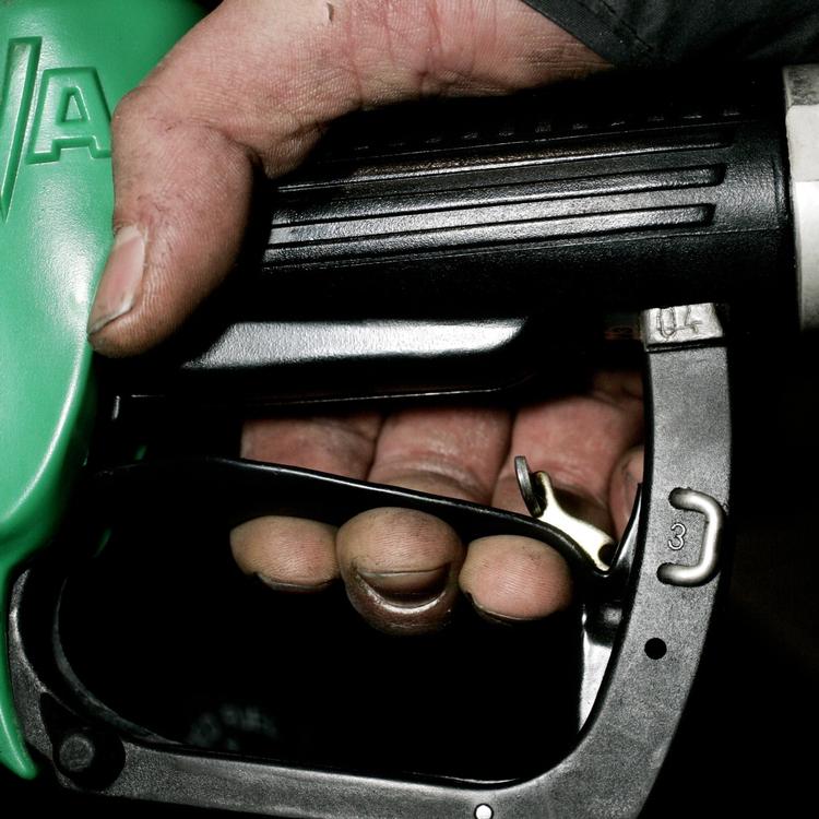 Dyrt. Benzinprisen er tæt på at være højere end nogensinde. I forhold til indkomstniveau, skal prisen dog op på 20 kroner literen, før vi nærmer os priserne i fattigfirserne.(arkivfoto) 