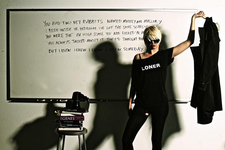 solid grund. Med sin mørke messende stemme lægger Erika M. Anderson sig i sporet fra Patti Smith og PJ  Harvey, og hendes nye album sætter mærker i lytteren. 