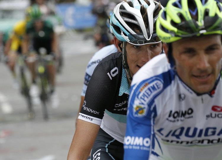 Udfordring. Ivan Basso (forrest) og Andy Schleck har begge kørt for Riis. Og trods Contadors tidstab i går, regner de stadig spanieren som en af favoritterne i årets Tour de France. 