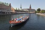 Vandtur. På trods af Københavns begrænsede udbud af kanaler, er en rundfart på vandet den bedste måde at opleve byen på, mener danskerne. Her er det Børsen og Christiansborg i baggrunden. 