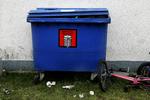 bøder. Nogle andelsforeninger giver bøder, hvis beboerne stiller storskrald ved siden af containeren eller efterlader rod på fællesarealer. 