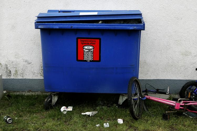 bøder. Nogle andelsforeninger giver bøder, hvis beboerne stiller storskrald ved siden af containeren eller efterlader rod på fællesarealer. 