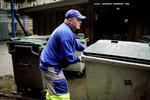 Ekstra. Selm om en lejer er skyld i, at skraldemanden rykker ud en ekstra gang, kan man ikke bare give lejeren en bøde, uanset om man kalder det gebyr eller vederlag. 