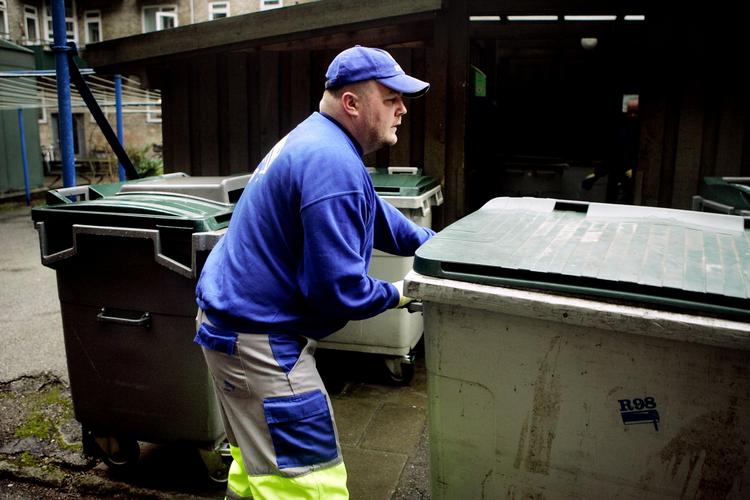 Ekstra. Selm om en lejer er skyld i, at skraldemanden rykker ud en ekstra gang, kan man ikke bare give lejeren en bøde, uanset om man kalder det gebyr eller vederlag. 