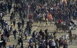 Angreb. Demonstranter blev angerebet med kamaler og heste. 