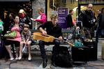 GADEMUSIKANT. Australske Owen Campell er på besøg i Danmark. 