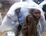 Beskyttelse. Flygtninge i en lejr ved Mogadishu søger ly for regnen. 