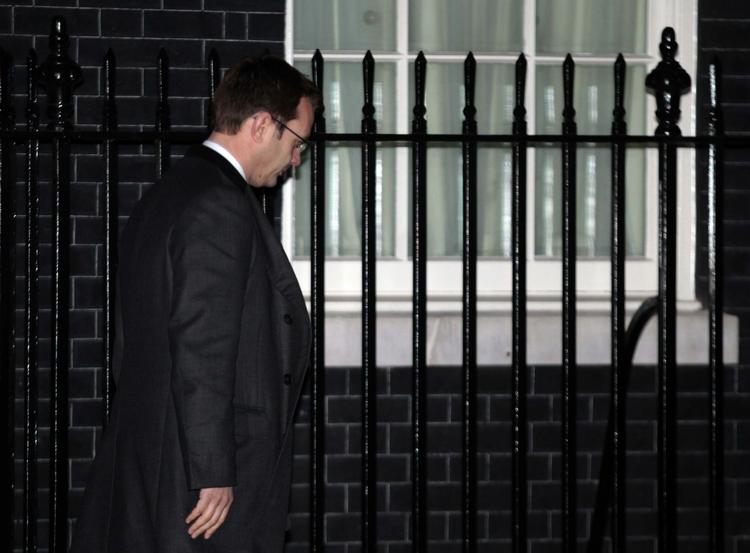 Exit. Andy Coulson trak sig allerede i januar, som spindoktor for den engelske premierminister David Cameron, da aflytningssagen begyndte at tage form. 