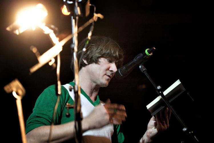 Specialitet. At Stochholm bliver banal, rokker ikke ved hans evne til at udtrykke de indre, tidløse spændinger i det elegiske sprog. 