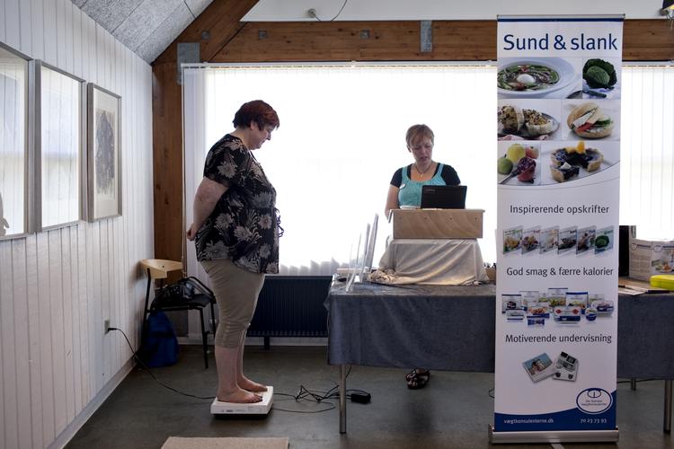 Landet. Hos Vægtkonsulenterne i Kalundborg er Susanne Kristensen gået i gang med kampen for at tabe 80 kilo. Hun har på to uger slået de første 6 kilo af sig. 