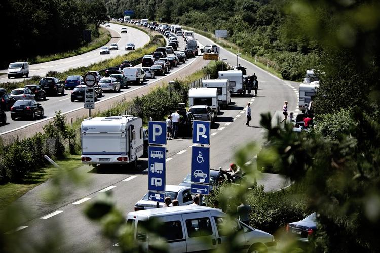 VENTETID. Mange sjællændere på vej på ferie holder i øjeblikket i kø på motorvejsstrækningen mellem Sorø og Slagelse. 