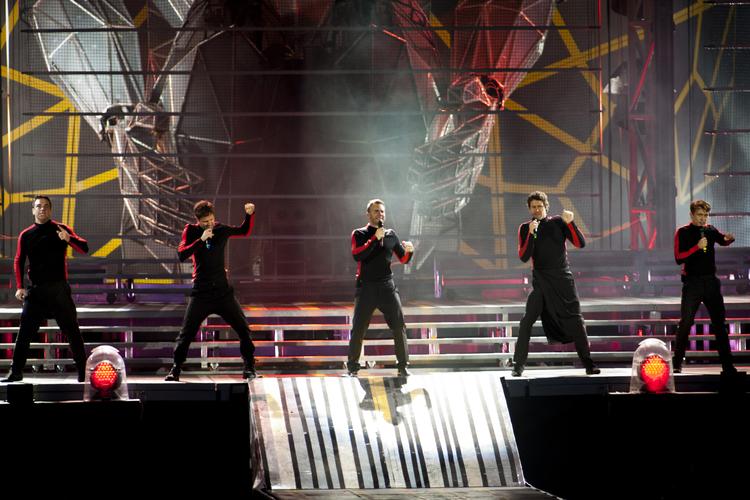 Fem-i-Parken. Fredagens Take That-koncert var fyldt med gennemkoreograferede løjer som denne klassiske boyband-positur. 