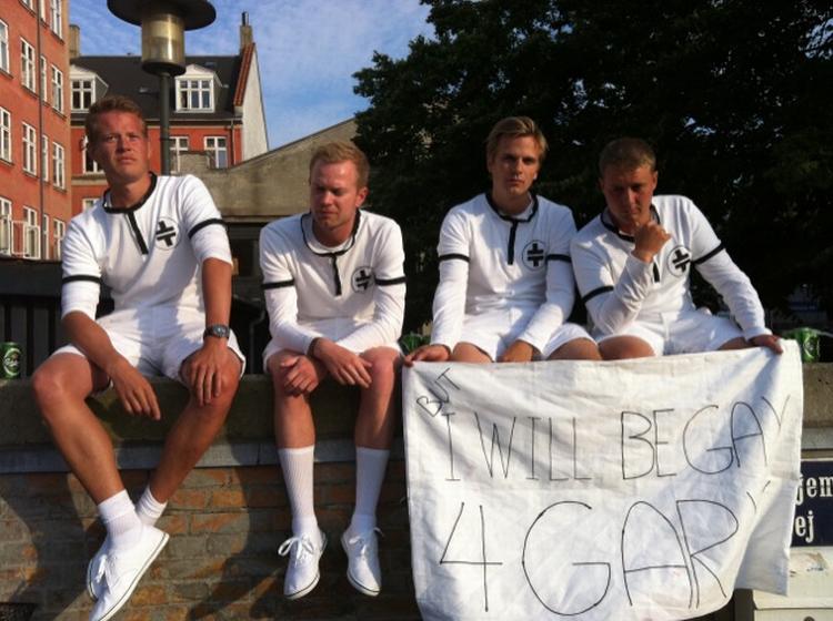 Skuffelse. Siden kl. 12 i formiddag har de fire kammerater på billedet forberedt kostume og ventet i køen til aftenens Take That-koncert, som blev aflyst, kort før den skulle være startet. Fra venstre: 26-årige Casper Bertelsen, 26-årige Nicolai Danger Ladekarl, Jacob Trærup på 26 år og Lasse Grønnebæk på 27 år. 