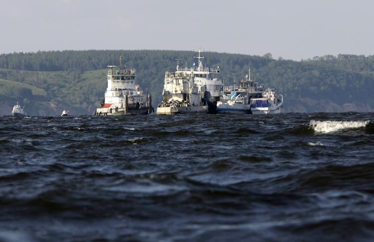Tragedie. Et russisk bjergningsmandskab er i gang med at hævde den båd, der sank på floden Volga sidste søndag. 130 personer menes omkommet ved forliset. 