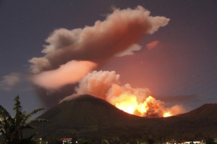 AKTIVITET. Den indonesiske vulkan Mount Lokon gik torsdag i udbrud efter mange års inaktivitet. 