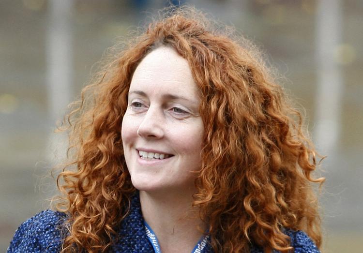Anholdt. Hun steg hastigt i graderne og blev den yngste chefredaktør i Storbritannien nogen sinde. Nu er Rebekah Brooks anholdt. 