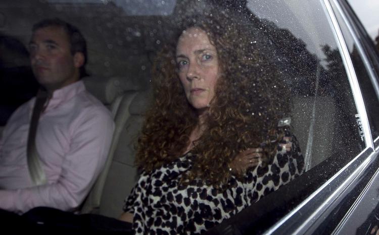 Anholdt. Den netop fratrådte direktør hos News International, Rebekah Brooks er blevet anholdt af politiet. 