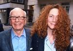 Undren. Flere politikere undrer sig over, at Rebekah Brooks bliver anholdt en søndag få dage før hun er indkaldt til høring i parlamentet. 