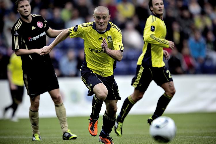 Utilfreds. Brøndbys målscorer Mikkel Thygesen er utilfreds med, at dommerenn ikke dømte straffe.i kampen mod AaB. 