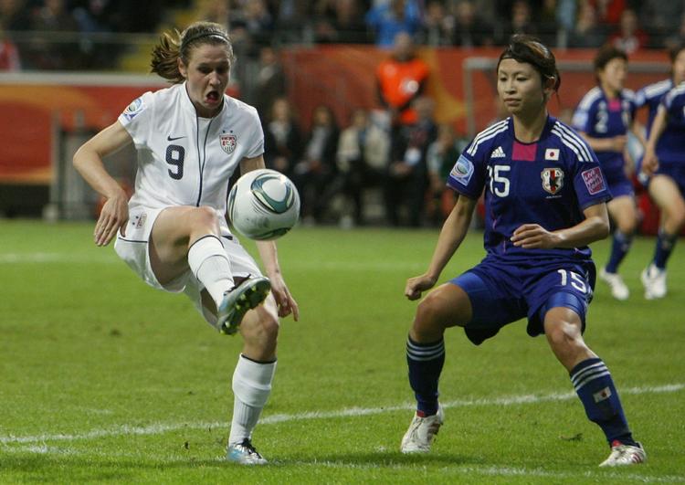 Duel. USA's Heather O Reilly sparker  bolden forbi Japan's Aya Sameshima. 