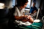 Travlt. Jordemoder Lotte Raahauge på Roskilde Sygehus har engang stået for fem fødsler på ét døgn. Denne nat var mere rolig: 1 stk. dreng på 4.250 gram. 