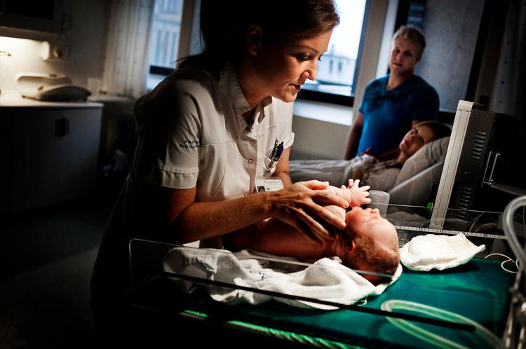 Travlt. Jordemoder Lotte Raahauge på Roskilde Sygehus har engang stået for fem fødsler på ét døgn. Denne nat var mere rolig: 1 stk. dreng på 4.250 gram. 