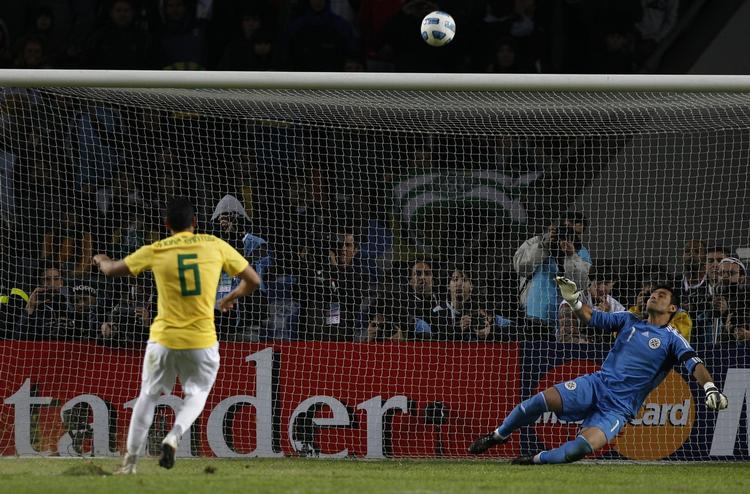 Afbrænder. Andre Santos sender bolden over mål, mens målmand Justo Villar kan ånde lettet op. 