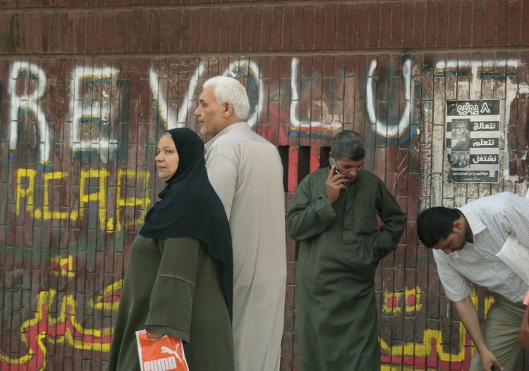 Omvæltning. Det er nye tider i Egypten, hvor det nye kabinet allerede er døbt 'Revolutionsregeringen'. Billedet er taget i går i Kairo. 