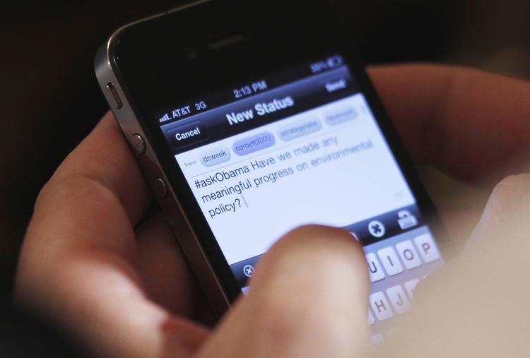 TWITTERI. Amerikaner stiller via Twitter spørgsmål til præsident Obama under vælgermøde. 