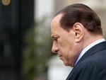 Afvist. Italiens premierminister Silvio Berlusconi er under anklage i Milano. Retten har i dag afvist at lade hans advokater flytte sagen til en specialret i Rom. 