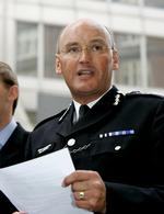 Farvel. Hackingskandalen omkring den engelske tabloidavisen News of the World har nu også kostet Londons øverste politichef jobbet. 