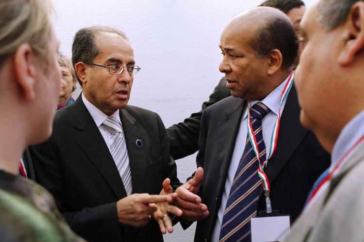 Bombning. Abdel Rahman Shalgam (t.h.), der her snakker med en af lederne af det libyske oprør Mahmoud Jibril, mener, at bombningen af et fransk fly var rettet  mod den daværende libyske oppositionsleder. 