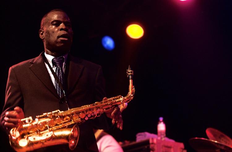 Funky. Maceo Parker har et helt livs erfaring og har allerede spillet sammen med Prince i 80'erne. 7. august står de på scenen sammen igen på 10-Øren i København. 