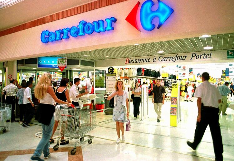 Gadekryds. Inde i Carrefour er 'købmændene' utilnærmelige teenagere, som har rulleskøjter på. 