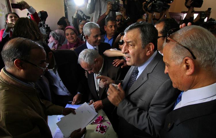 UTILFREDSHED. Essam Sharaf er blevet syg. Det forsinker den politiske overgang i Egypten. 