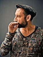 Intens. Fin Greenall har skiftet  technoen ud med en akustisk guitar og er nu frontmand i Fink, der er aktuel med 'Perfect Darkness' – album nummer 2. 