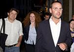 Hovedroller. Rebekah Brooks og James Murdoch (th) skal i dag afhøres i det britiske parlament. Til venstre Charlie Brooks, der forsøgte at få fat i en mystisk pose fra en skraldespand. 